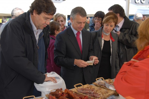 Urkullu y las candidaturas de Araba en el Mercado de Abastos de Gasteiz