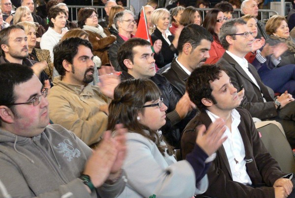 Arantxa Tapia y Joseba Egibar en el acto político de la plaza Gaskuña del Antiguoa