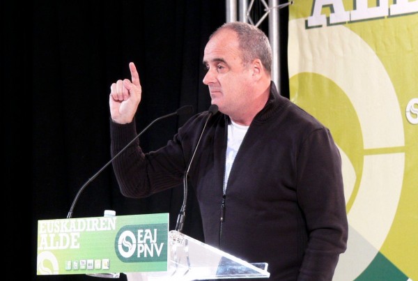 Arantxa Tapia y Joseba Egibar en el acto político de la plaza Gaskuña del Antiguo