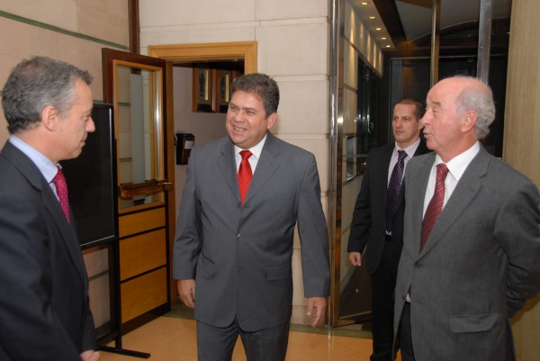Iñigo Urkullu Alejandro Gonzalezekin, Kubako enbaxadorea
