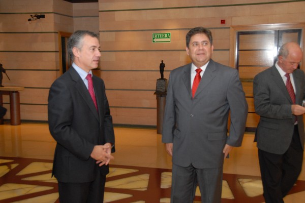 Iñigo Urkullu Alejandro Gonzalezekin, Kubako enbaxadorea