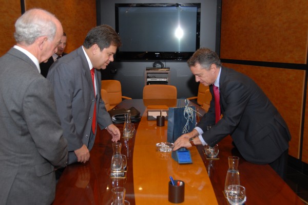 Iñigo Urkullu Alejandro Gonzalezekin, Kubako enbaxadorea