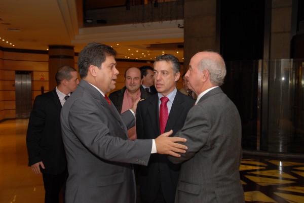 Iñigo Urkullu Alejandro Gonzalezekin, Kubako enbaxadorea