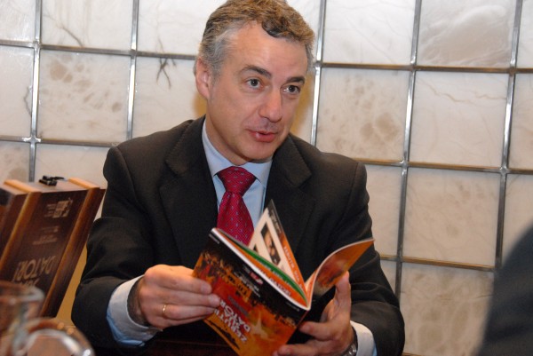 I Urkullu recibe de J Ariztondo y J L Bilbao el documento Zerutik sua dator
