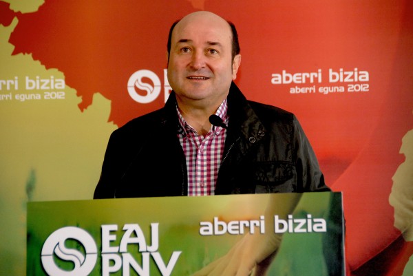 Andoni Ortuzar eta Joseba Aurrekoetxea 2012.ko Aberri Egunaren aurkezpenean