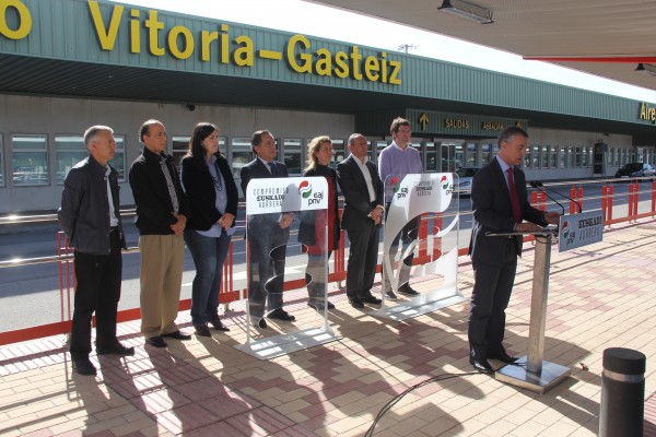 Iñigo Urkullu, presidente del EBB de EAJ-PNV y candidato a lehendakari en el Aeropuerto de Foronda