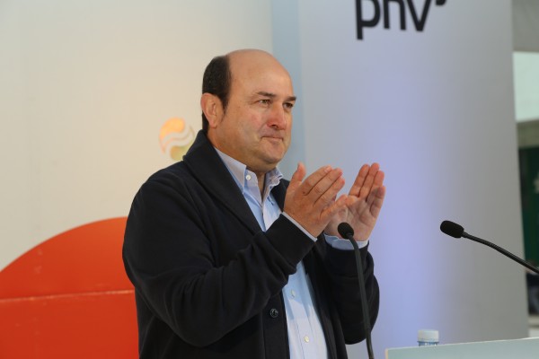 Andoni Ortuzar eta Itxaso Atutxa Lekeitioko Batzokiko 35. urteurrenean