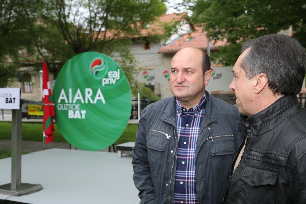 Andoni Ortuzar y Xabier Agirre en la reapertura del Batzoki de Respaldiza