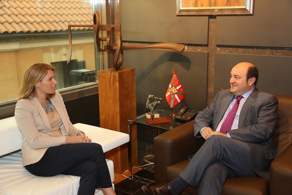 Andoni Ortuzar eta Arantza Quirogaren arteko topaketa Sabin Etxean