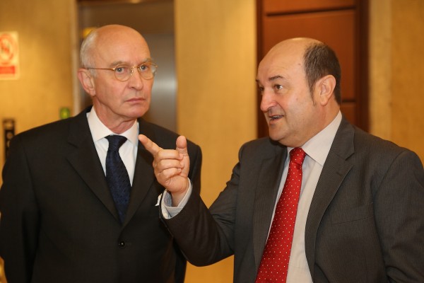 Andoni Ortuzar Jan De Bock  eta Sylvie Lagneaux , Belgikako Enbaxadore eta Kontsularekin  