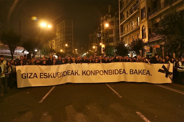 Miles de personas se manifiestan en Bilbao en favor de los derechos humanos, el acuerdo y la paz