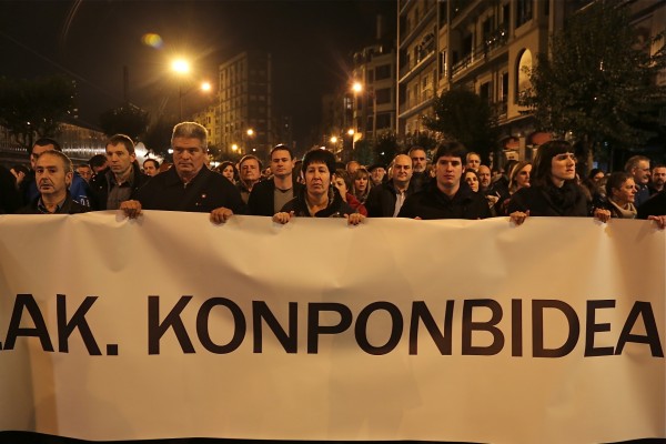 Milaka pertsona manifestatu dira Bilbon giza eskubide, konponbidea eta bakearen alde