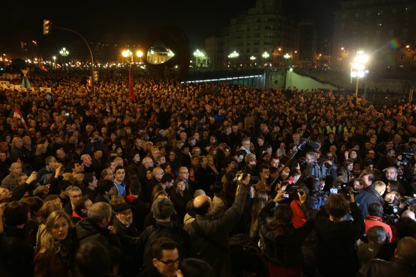 Miles de personas se manifiestan en Bilbao en favor de los derechos humanos, el acuerdo y la paz
