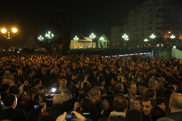 Milaka pertsona manifestatu dira Bilbon giza eskubide, konponbidea eta bakearen alde