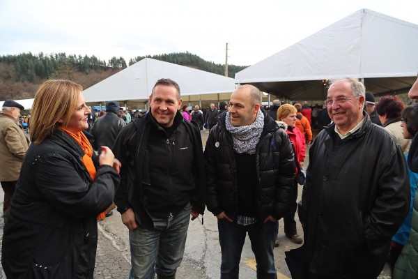 Itxaso Atutxa, Unai Rementeria e Irene Pardo con representantes de EAJ PNV de Durangaldea en Abadiño
