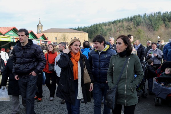 Itxaso Atutxa, Unai Rementeria eta Irene Pardo  Durangaldeako EAJ PNVren jendearekin Abadiñon