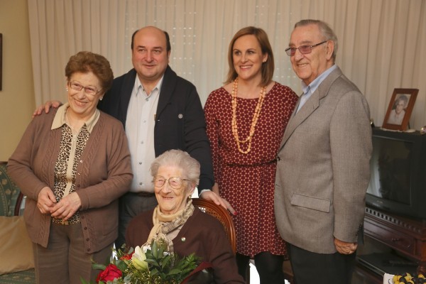 Ortuzar y Atutxa felicitan a Petra Uribe, la alderdikide más veterana, en su 105º cumpeaños