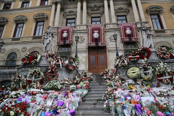 Milaka bilbotarrek agur esan diote Iñaki Azkuna 'munduko alkaterik onenari'