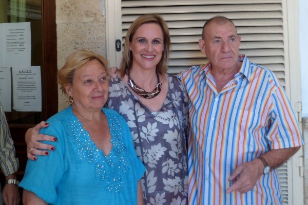Itxaso Atutxa con la colonia vasca en Benidorm