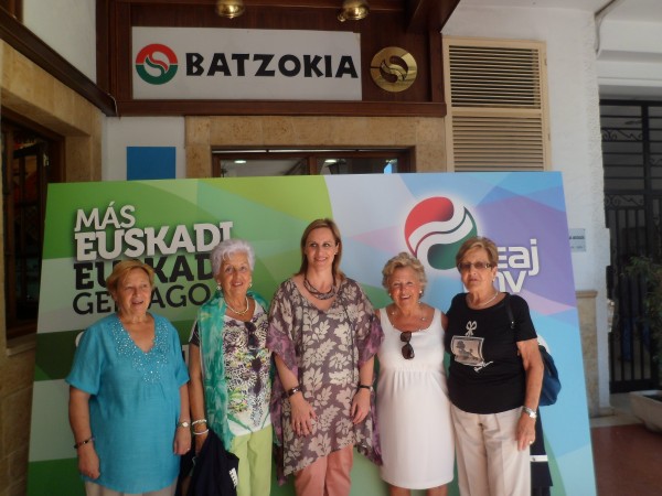 Itxaso Atutxa con la colonia vasca en Benidorm