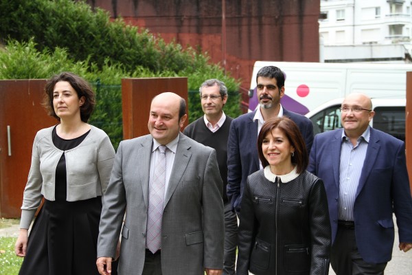 Andoni Ortuzar e Izaskun Bilbao por una defensa del Euskera en Europa