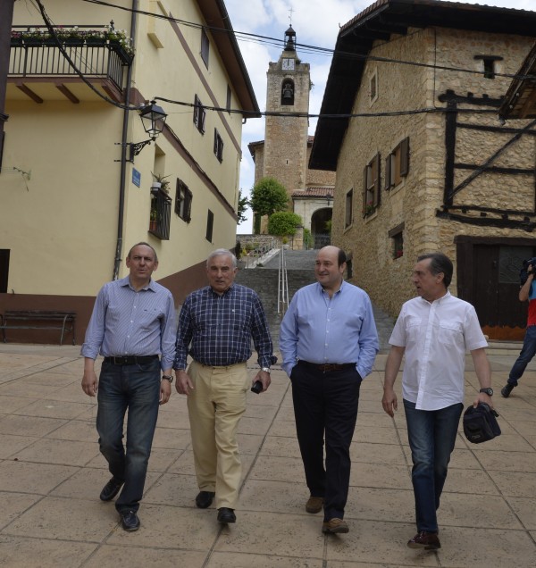 Andoni Ortuzar, Ramiro González y Xabier Agirre en Montaña Alavesa