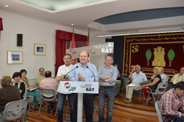 Andoni Ortuzar, Ramiro González eta Xabier Agirre Arabar Mendialdean