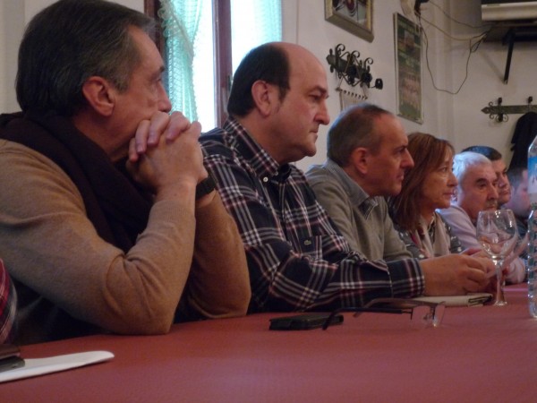 Andoni Ortuzar, con representantes institucionales y alderdikides de Rioja Alavesa.