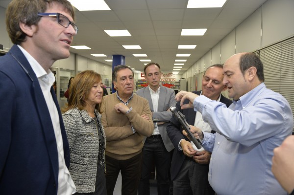 Andoni Ortuzar, Gorka Urtaran y Ramiro Gonzalez en la empresa EGA Master