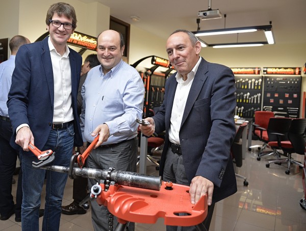 Andoni Ortuzar, Gorka Urtaran y Ramiro Gonzalez en la empresa EGA Master