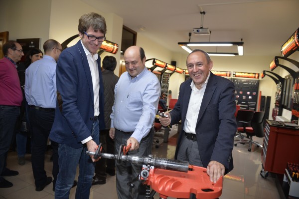 Andoni Ortuzar, Gorka Urtaran eta Ramiro Gonzalez  EGA Master enpresan