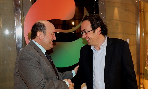 Andoni Ortuzar (EAJ-PNV) y Josep Rull CDC en Sabin Etxea