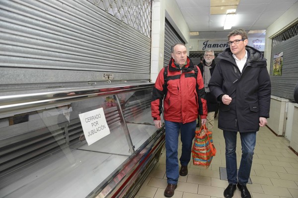 Gorka Urtaran visita el barrio de Adurza