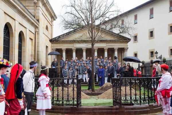 EAJ-PNV izan da Gernikako Batzar Etxean, haritz gaztea landatzeko ekitaldian