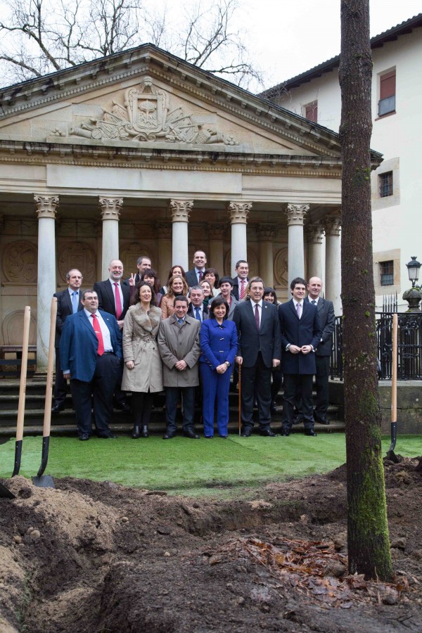 EAJ-PNV asiste a la plantación del joven roble en la Casa de Juntas de Gernika