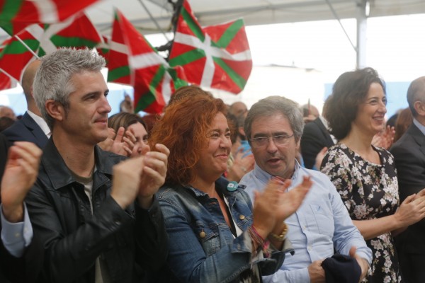 Ibon Uribe Galdakaoko alkatea, EAJko ordezkariekin batera