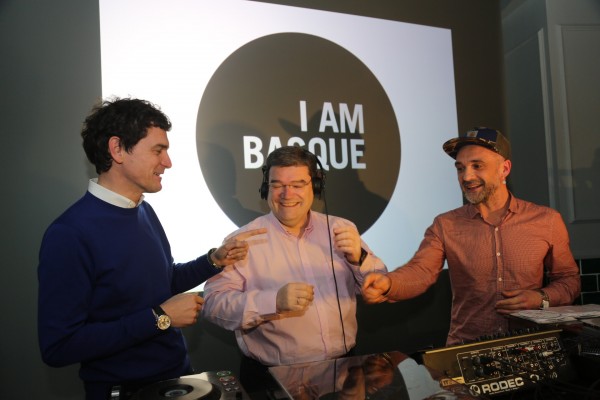 Unai Rementeria y Juan Mari Aburto en una fiesta con jóvenes de Bizkaia y Bilbao