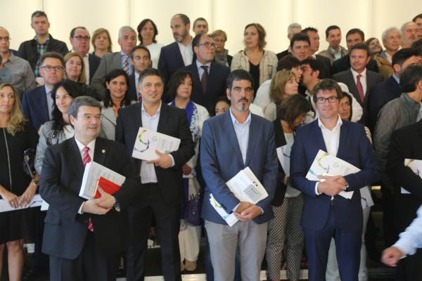 El lehendakari entrega a alcaldes y alcaldesas los Retratos Municipales de la Memoria