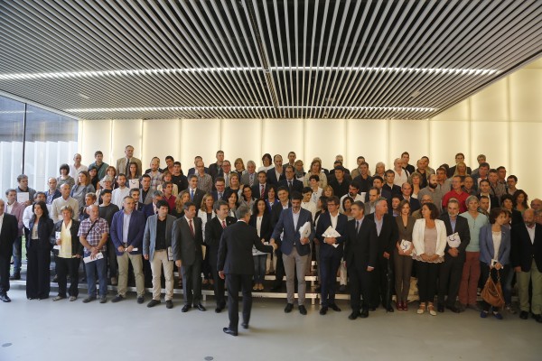 El lehendakari entrega a alcaldes y alcaldesas los Retratos Municipales de la Memoria