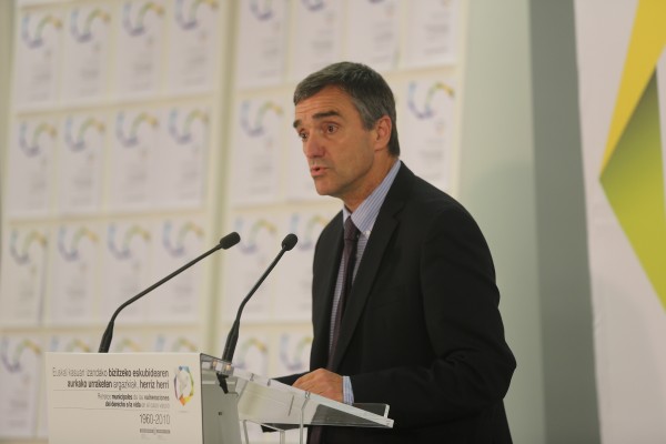 El lehendakari entrega a alcaldes y alcaldesas los Retratos Municipales de la Memoria