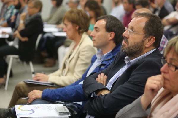 El lehendakari entrega a alcaldes y alcaldesas los Retratos Municipales de la Memoria