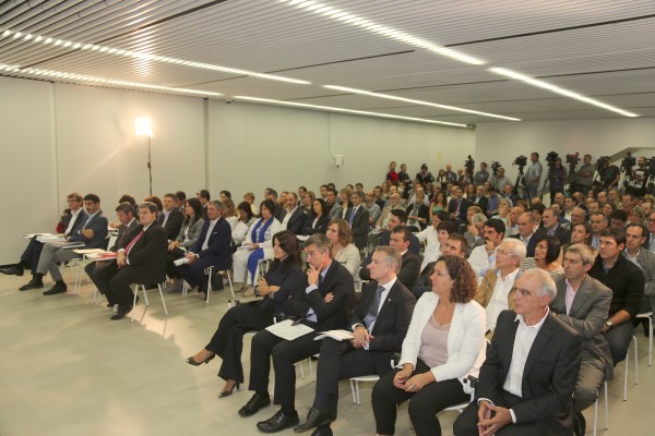 El lehendakari entrega a alcaldes y alcaldesas los Retratos Municipales de la Memoria