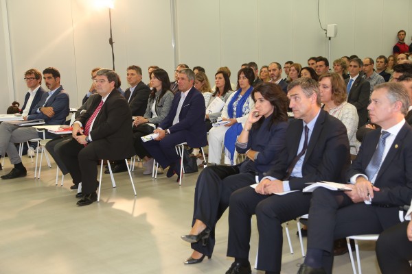 El lehendakari entrega a alcaldes y alcaldesas los Retratos Municipales de la Memoria