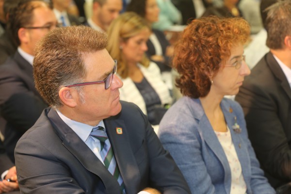 El lehendakari entrega a alcaldes y alcaldesas los Retratos Municipales de la Memoria