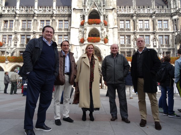 Ezkerretik eskuinera , Iñaki Goikoetxeta, José Félix Merladet, Andoni Ortuzar, Itxaso Atutxa eta José Mari Etxebarria, Municheko Udaletxe aurrean, EADren Batzorde Politikoa hasi baino lehen