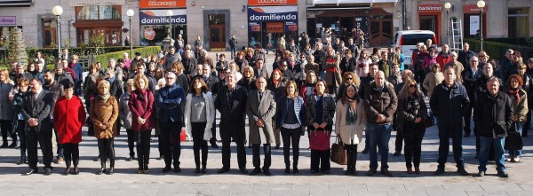 EAJ-PNVren ordezkariak Pariseko biktimen aldeko minutu bateko isilune ekitaldian