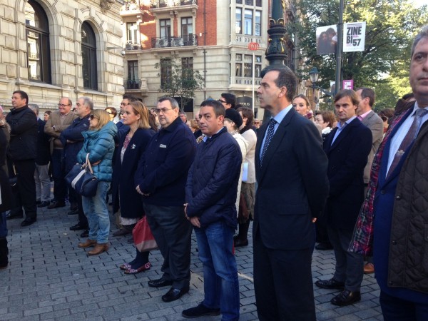 Representantes de EAJ PNV en el minuto de silencio por las victimas de Paris