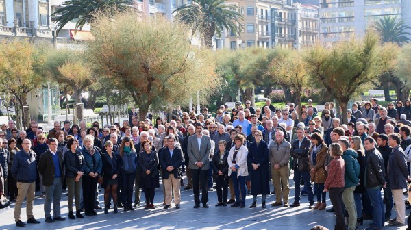 Representantes de EAJ PNV en el minuto de silencio por las víctimas de Paris