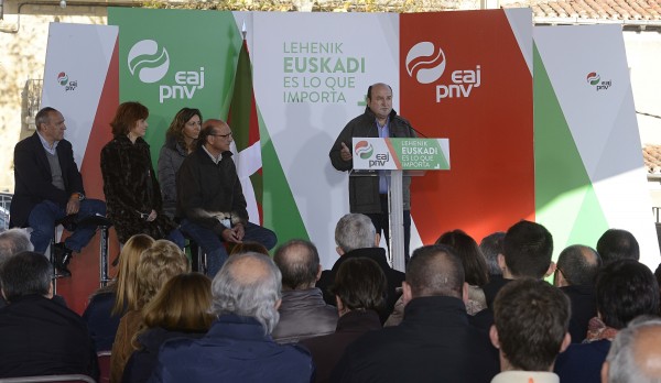Mitin en Laguardia - Almudena Otaola, Mikel Legarda y Andoni Ortuzar