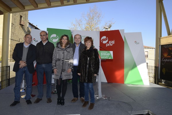 Mitin en Laguardia - Almudena Otaola, Mikel Legarda y Andoni Ortuzar